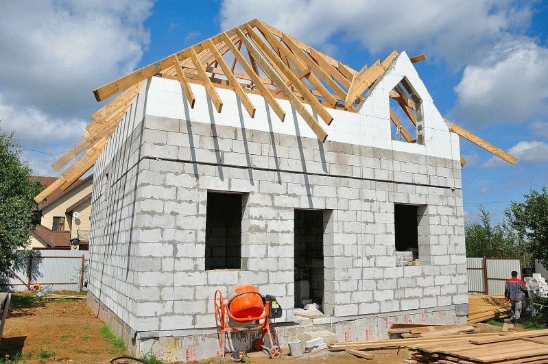 Строительство дома из пеноблоков: особенности материала, технология возведения, этапы работ